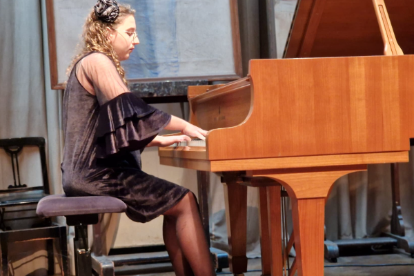 14 Yaşındaki Piyanist Aylin Topuz’un Büyük Başarısı