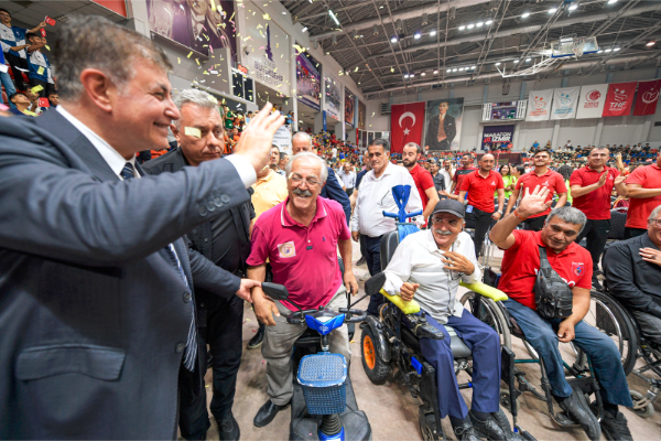 İzmir’de yanan zeytin ağaçlarının yaşatılması için çalışma başlattıldı 