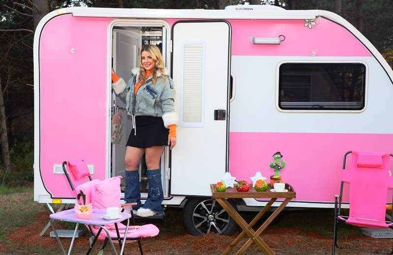 Esra Sönmezer’in Karavanı Magazin Dünyasını Salladı