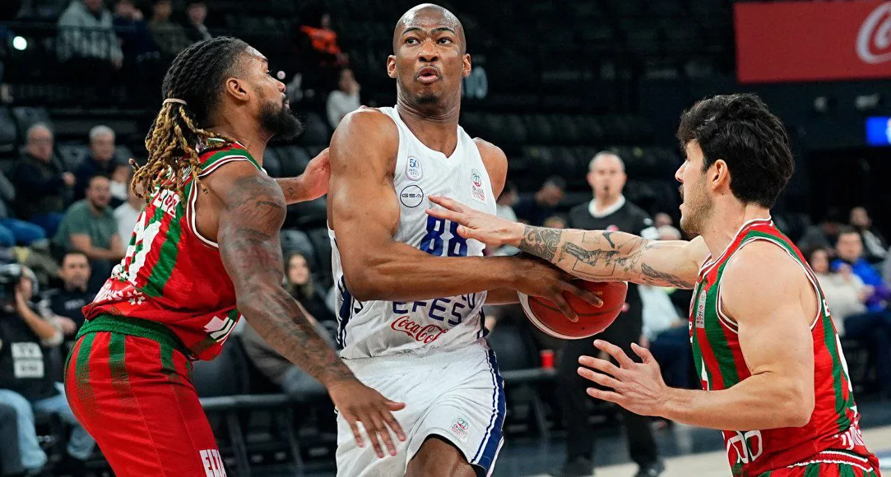 Anadolu Efes Evinde Farklı Kazandı